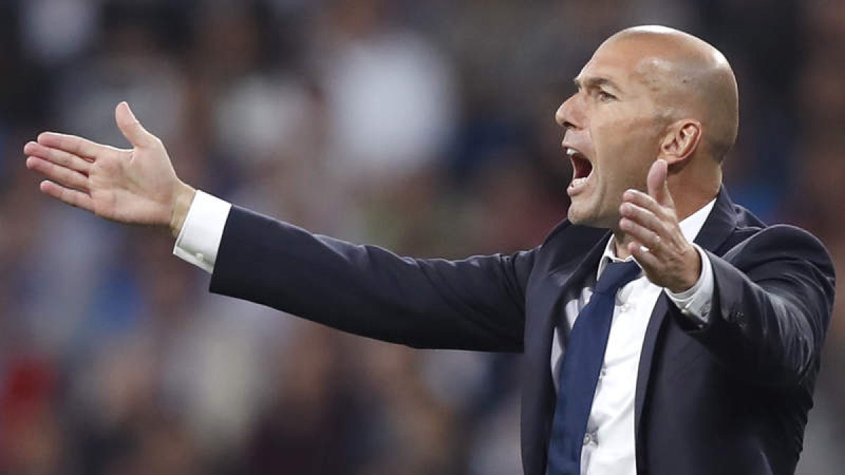 A Zinedine Zidane no le ha salido bien el experimento de jugar con tres centrales. JAVIER LIZÓN