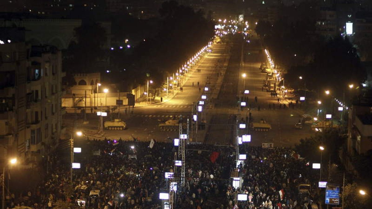 Varios manifestantes mientras protestan en los alrededores del Palacio Presidencial.