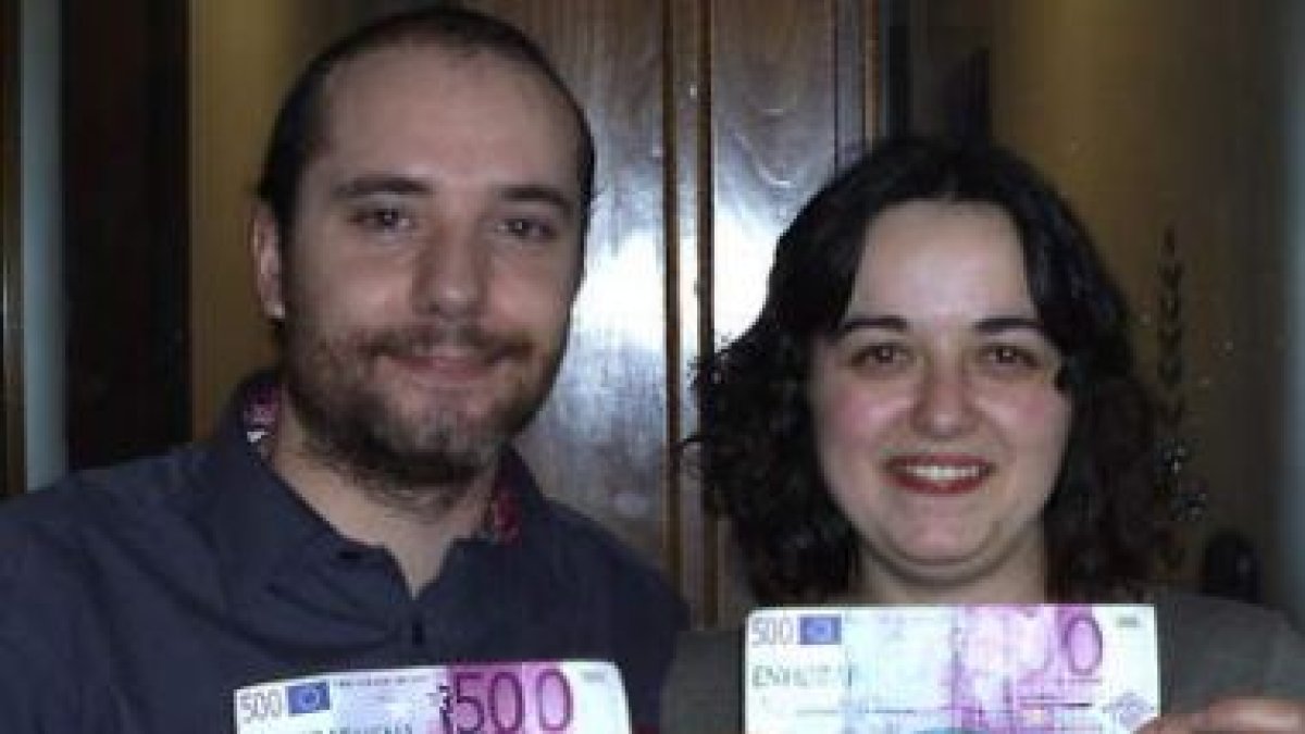 Juan Antonio Gómez y Elena Voces, con los vales en la mano y la felicidad en sus rostros.