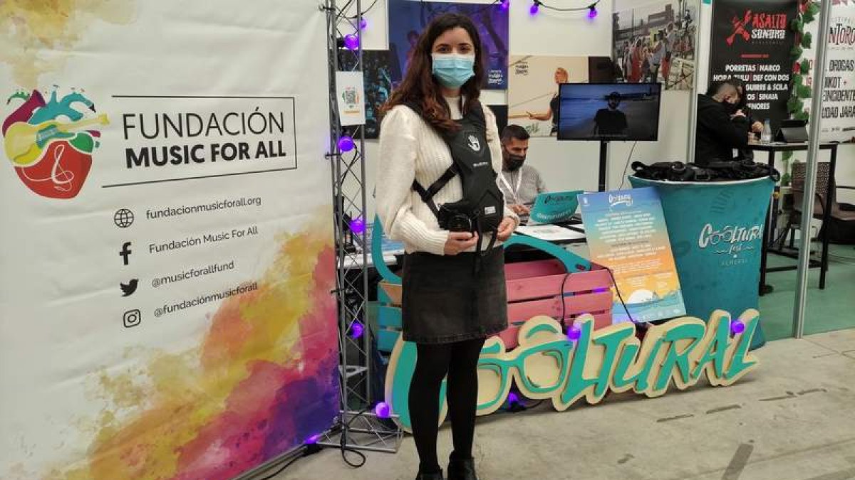 La responsable de la Fundación Music for all, Raquel García, muestra un peto que vibra con la música. MARIAM A. MONTESINOS