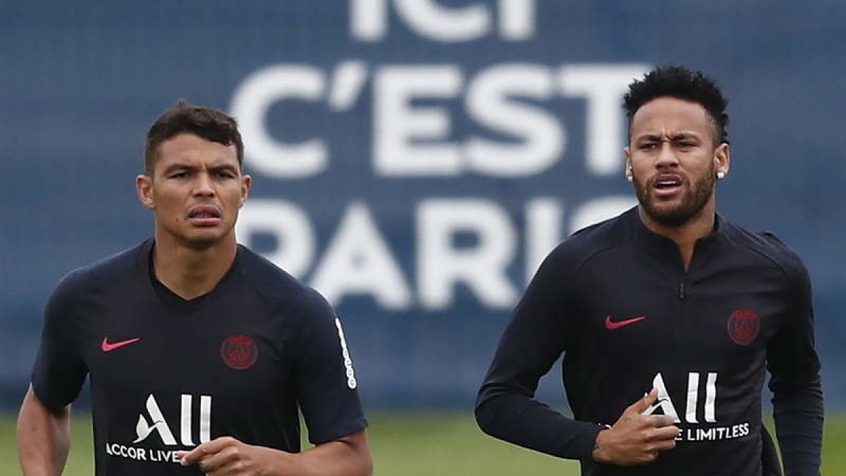 Neymar, a la derecha, sigue entrenando con el PSG aunque continúa sin jugar. IAN LANGSDON.