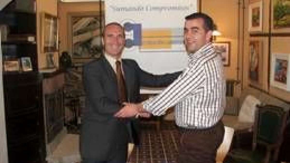 Álvarez Cortiñas y Santos Vicente durante la firma de la renovación del convenio