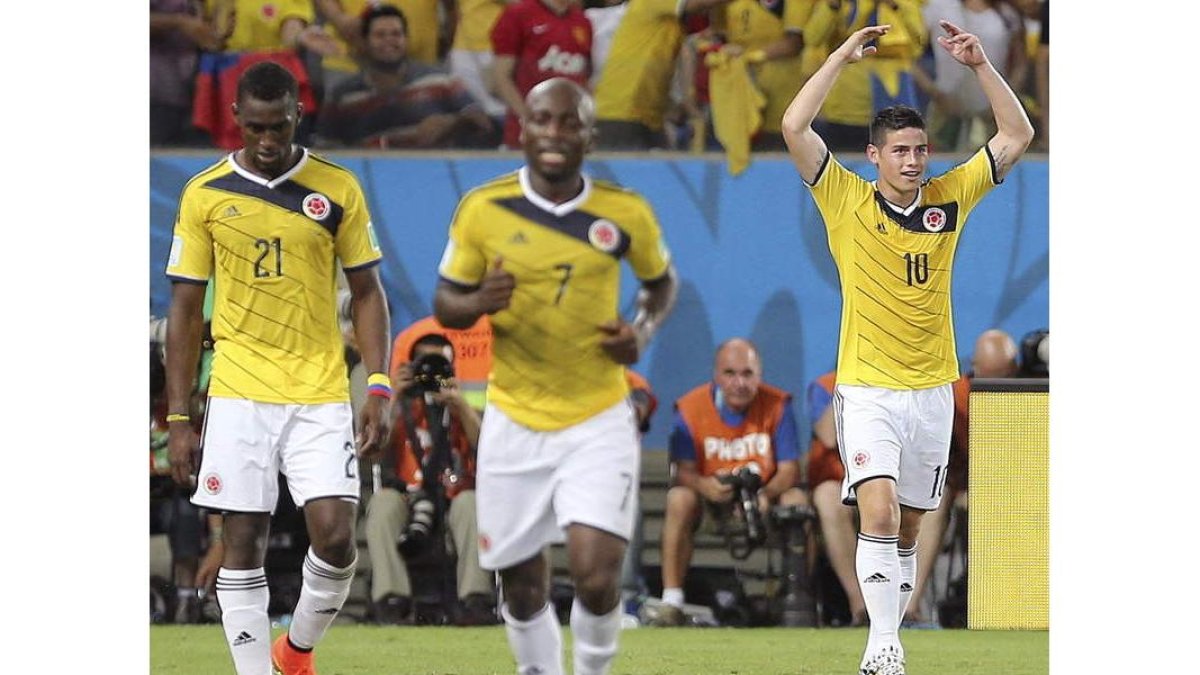 Los jugadores de Colombia festejan el pase a octavos de final como primeros de grupo.