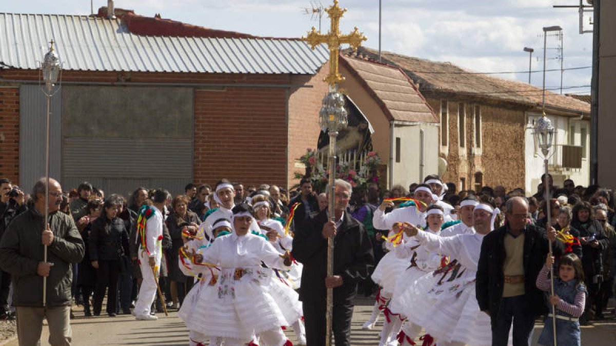 Los danzantes recorrieron las calles de la localidad con la Virgen de las Angustias.