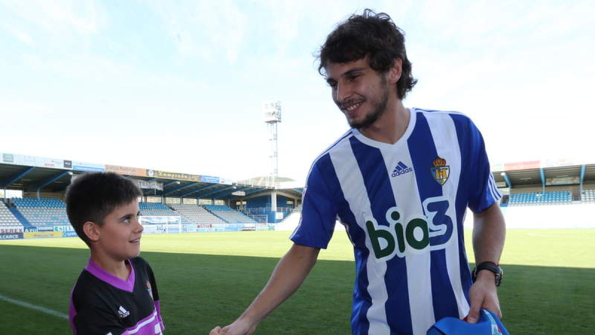 Lucas firmó autógrafos y se fotografió con un joven deportivista