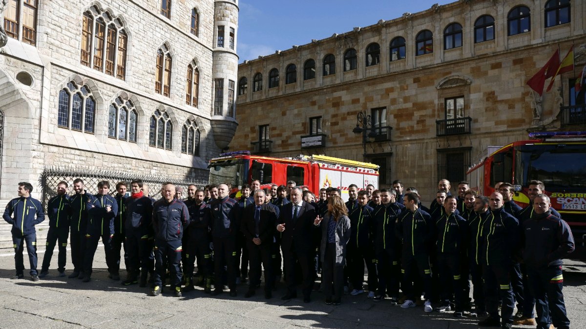 Los 40 profesionales que ya han tomado posesión de su cargo como bomberos del Servicio de Prevención, Extinción de Incendios y Salvamento (Sepies). FERNANDO OTERO