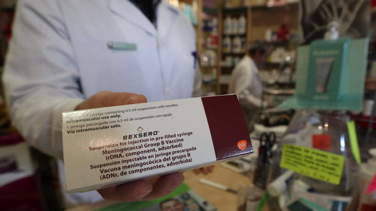 La escasez de vacunas contra la meningitis B aumentó las listas de espera en las farmacias rurales. ANA F. BARREDO