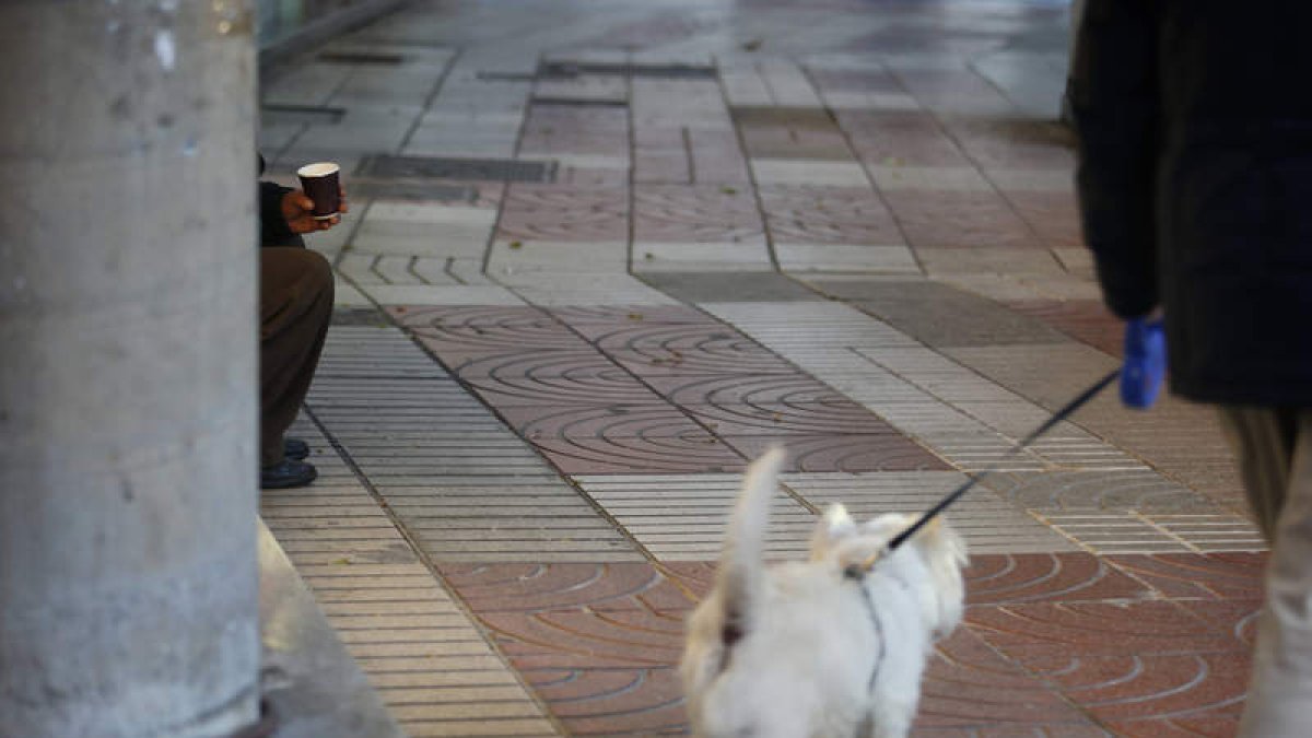 La mendicidad ha proliferado en las calles de León.