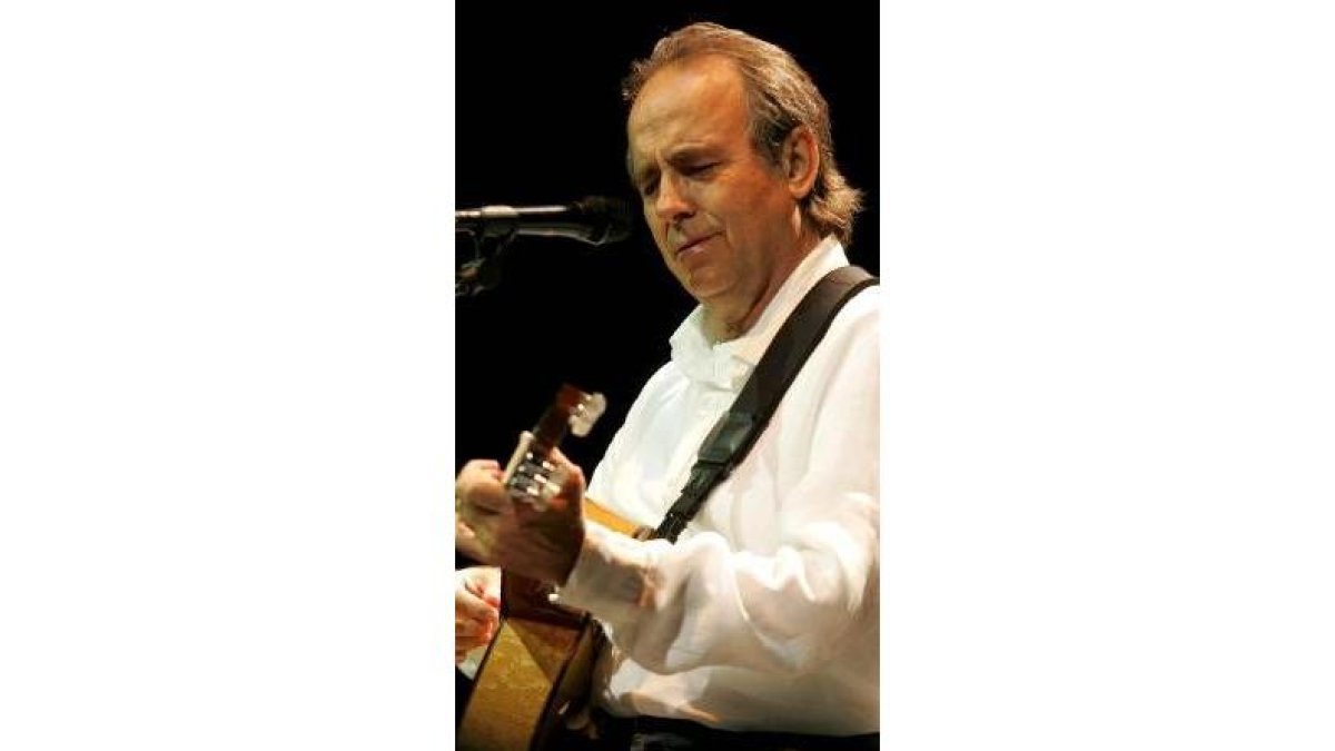 Un momento del concierto de Serrat