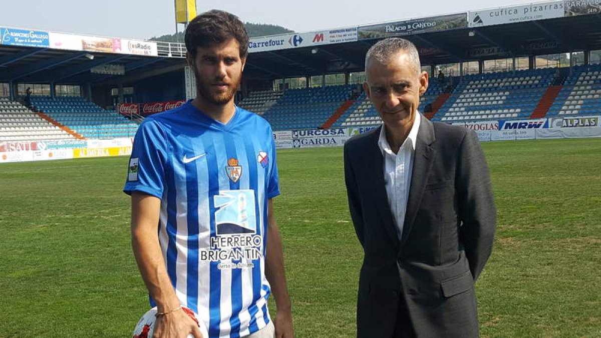 Néstor Salinas junto al director deportivo de la Ponferradina, en el acto de presentación. FROC
