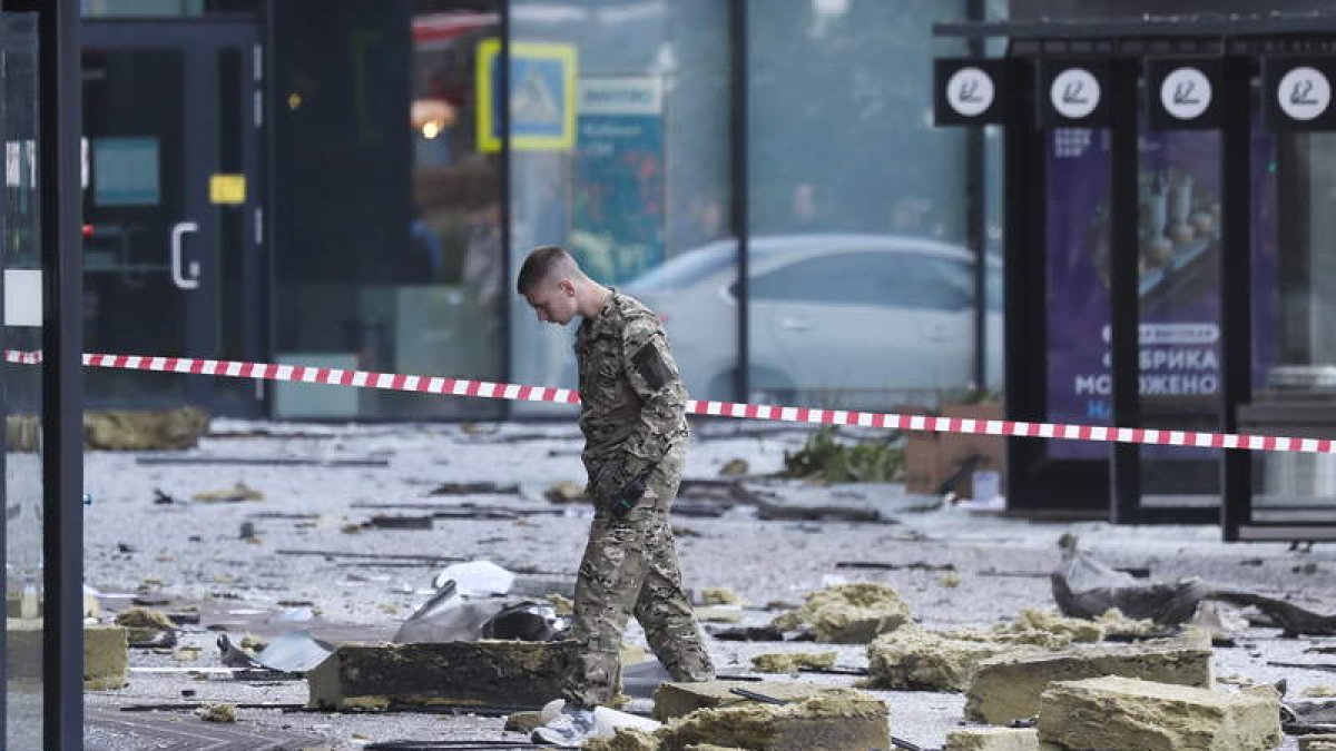 Imagen del estado en el que quedó la zona de Moscú donde dispararon los drones. FIRMA YURI KOCHETKOV