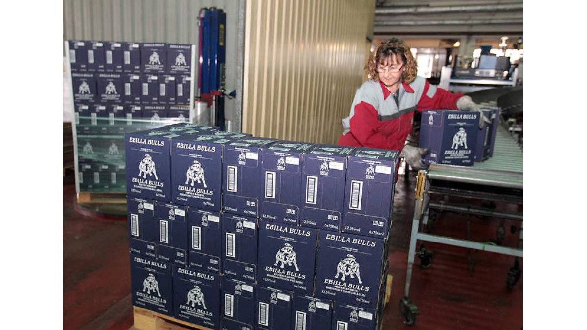 Portada de la guía y páginas interiores con informacionesde las bodegas, reportajes sobreel vino e infografías