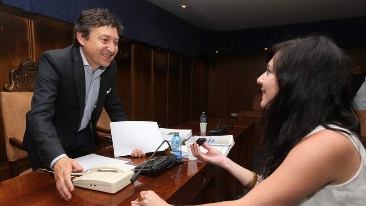 Samuel Folgueral charla con la edil del PSOE Paula Rodríguez Ponce