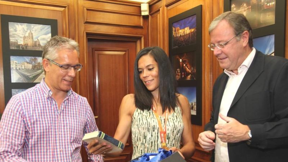 López Benito, Raquel Caño y Antonio Silván, esta mañana en el Ayuntamiento. CÉSAR