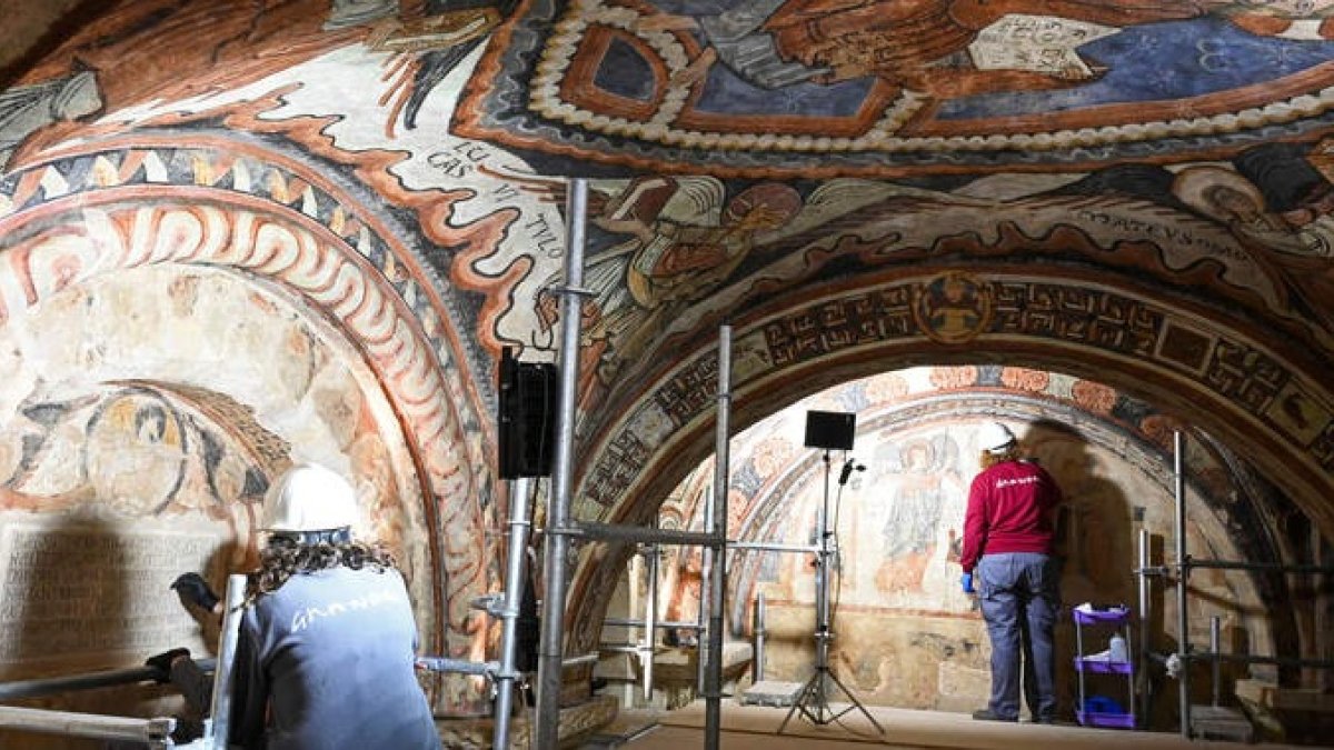 En la imagen, evolución de los trabajos de restauración de la llamada capilla sixtina del Románico durante el pasado mes de noviembre. JAVIER CASARES