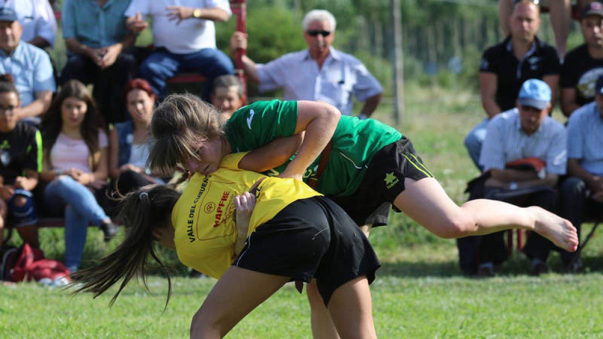 La federación organiza un encuentro de lucha leonesa femenina. A.B.