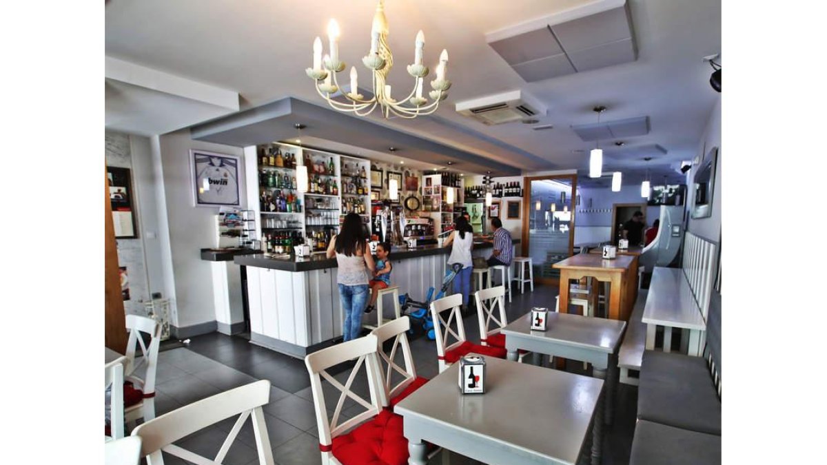 El restaurante Casa Simón de Sahagún se encuentra en la avenida de la Constitución 47. El teléfono 987 780 917.