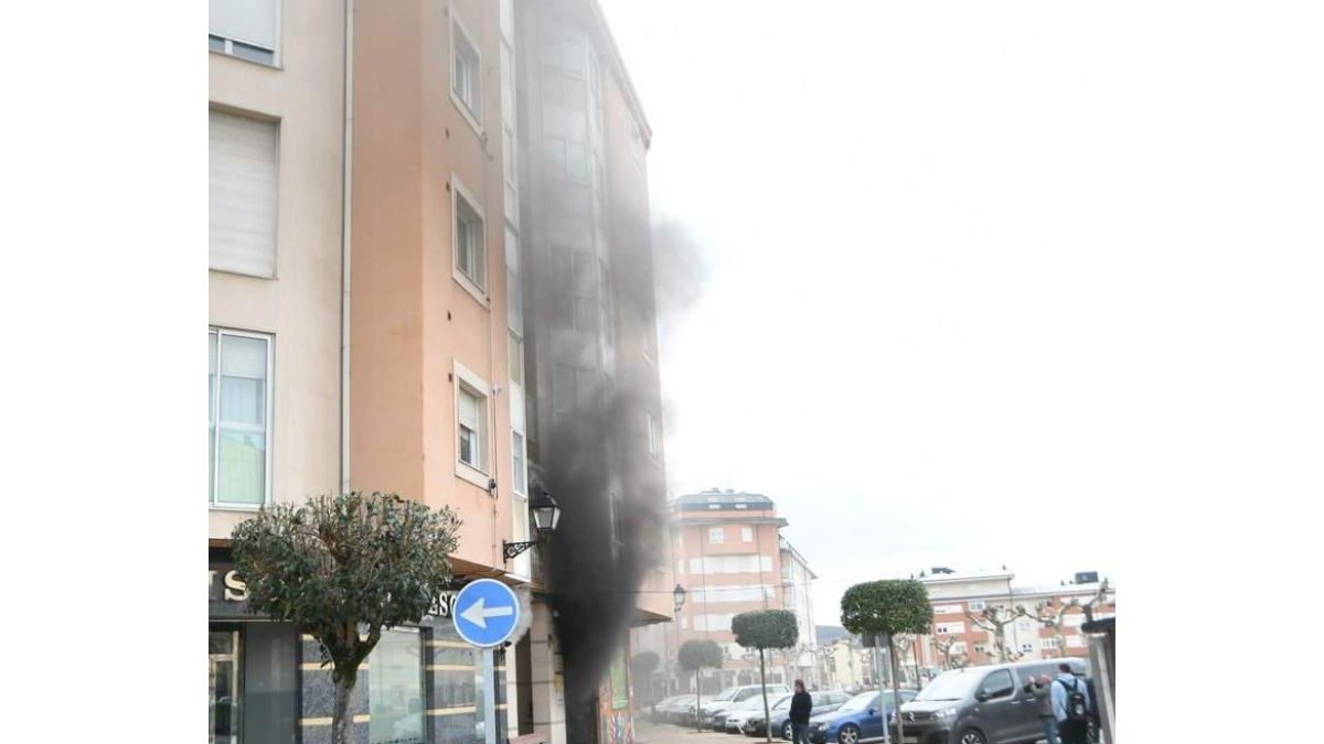 El fuego en el bajo dejó una columna de humo. DL