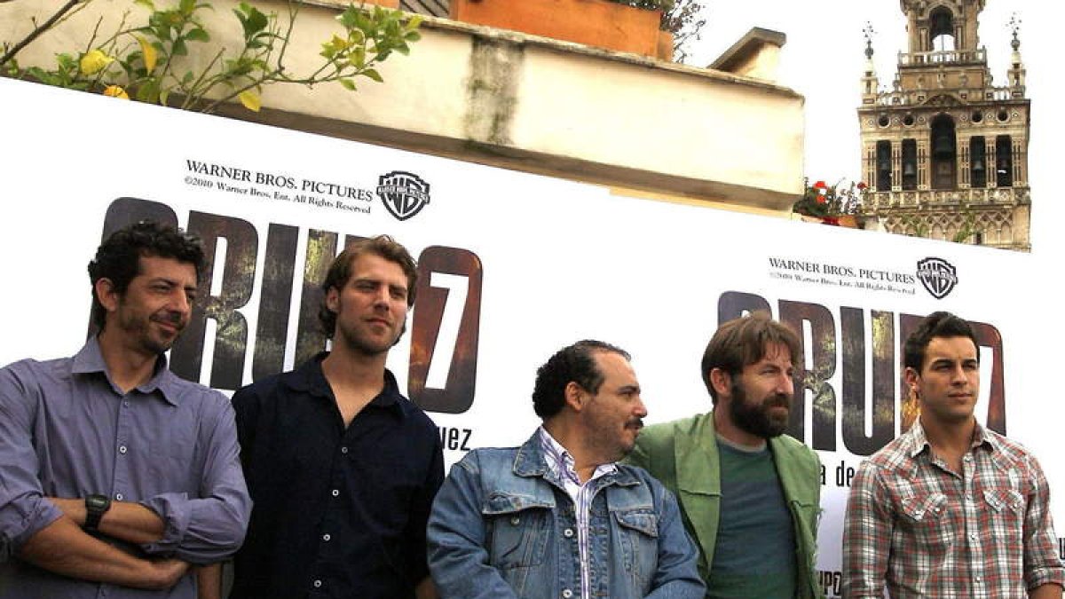 Alberto Rodríguez con los actores de ‘Grupo 7’.
