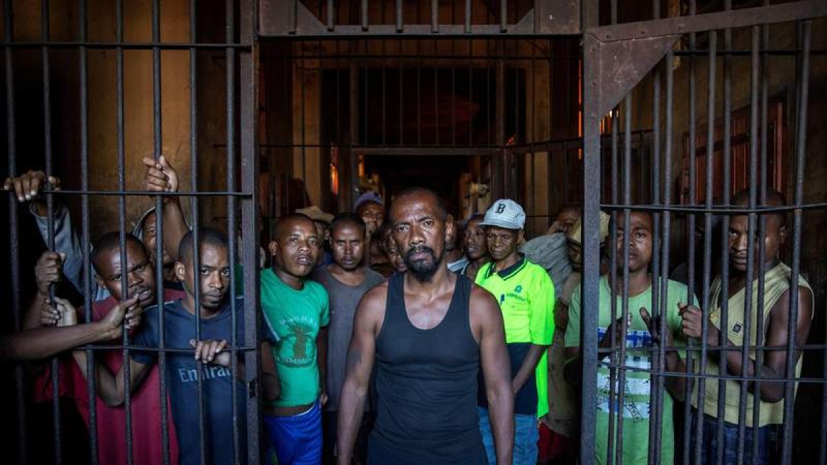 Varios reclusos, algunos pendientes de juicio, en la prisión de Manakara en Madagascar. RICHARD BURTON