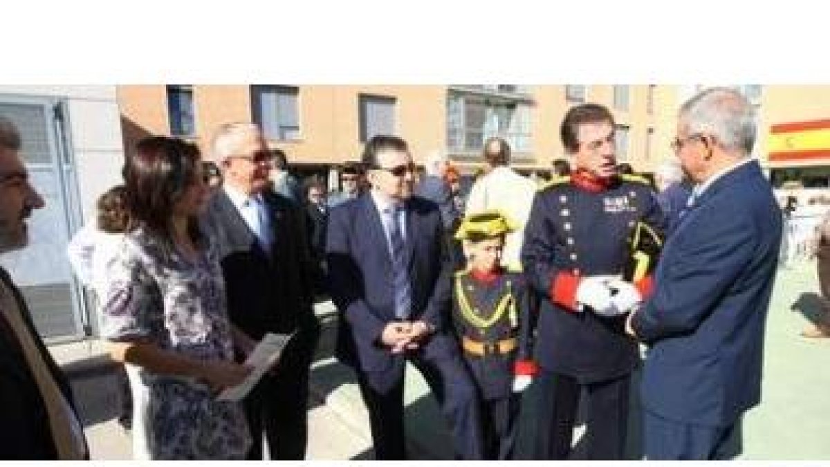 El capitán Gonzalo Ybarra entre los ediles ponferradinos, con el presidente de la audiencia y la coo