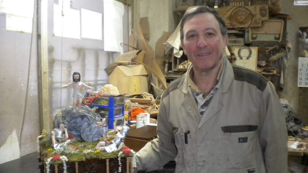 Jesús Fernández posa en su taller de restauración de San Mamés con su última obra.