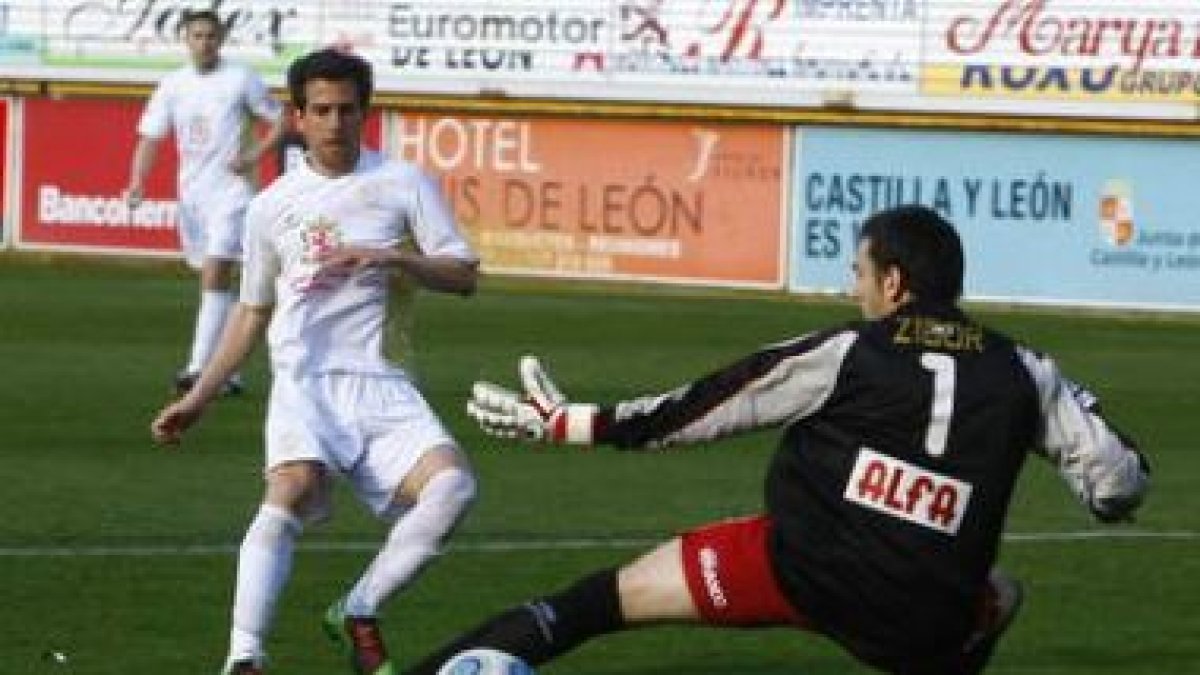 Ferrán, en la imagen batiendo a Zigor, no podrá jugar mañana ante el Mirandés por sanción.