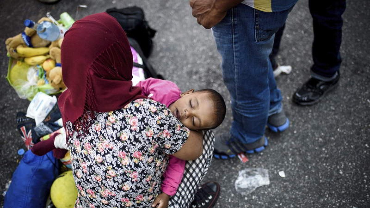 Una mujer iraquí duerme a su bebé en la estación de Múnich.