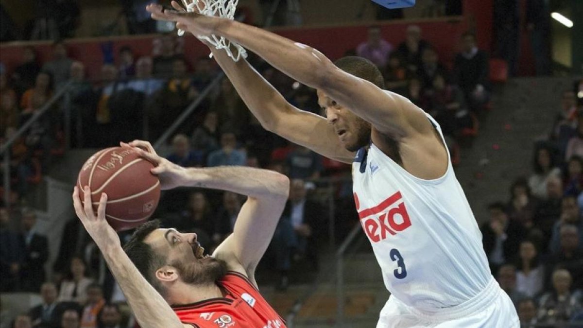 El valencianista Oriola intenta lanza ante la defensa de Randolph.