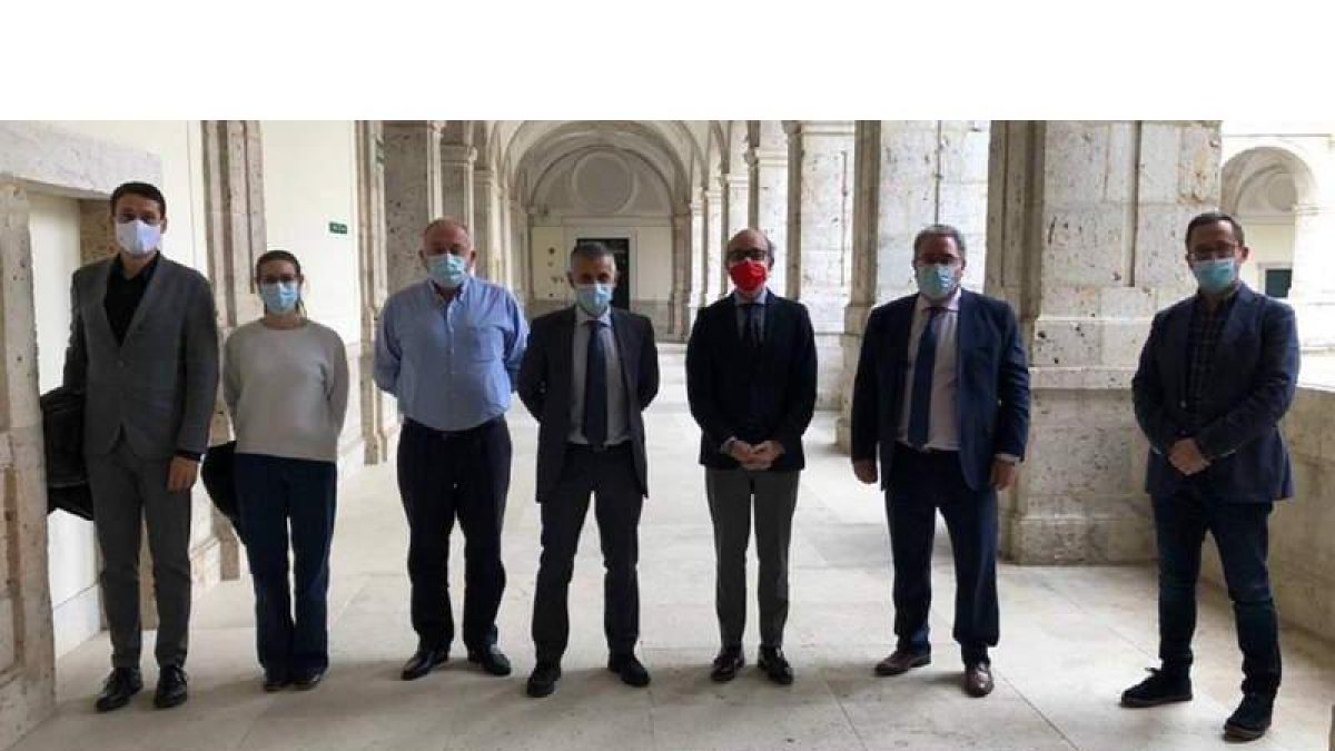 Javier Panizo, María Perrino, Miguel González, Jesús Oblanca, Javier Ortega, Ángel Rivero y Gumersindo Bueno se centraron en promocionar la lucha leonesa. DL