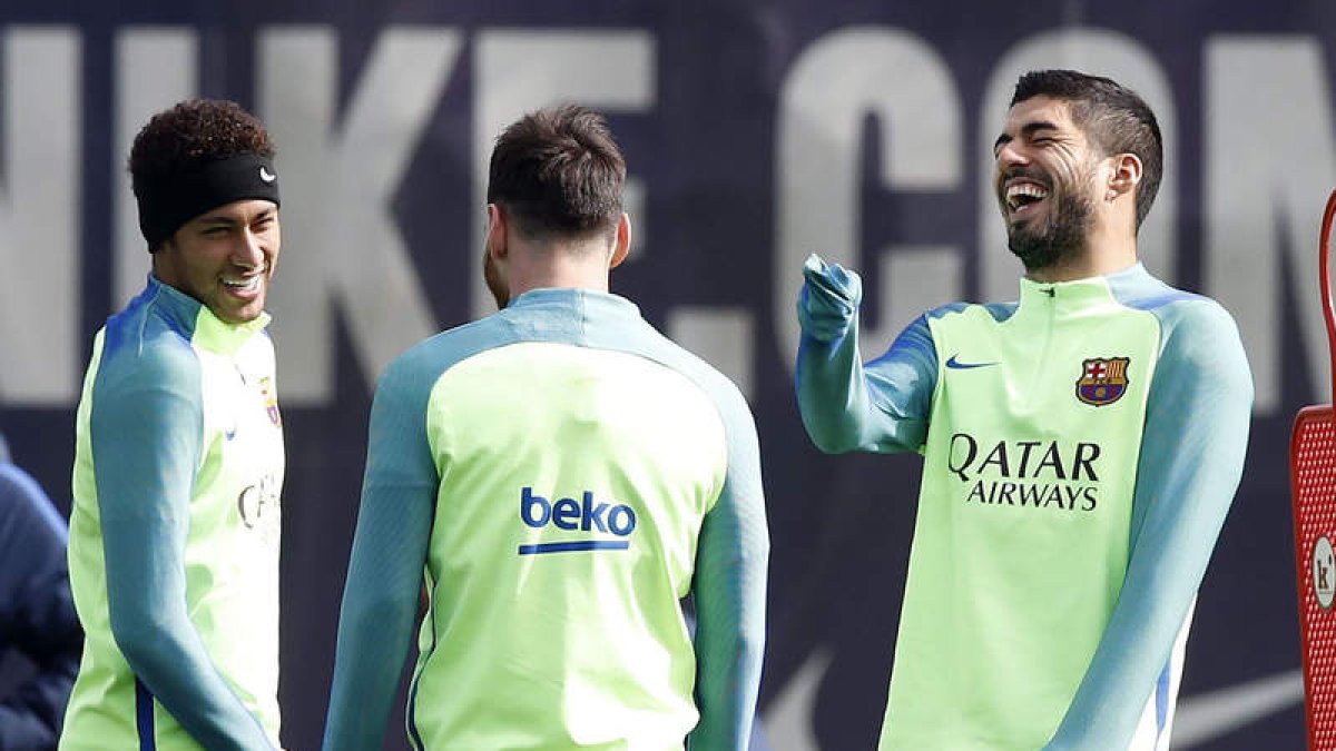 La victoria en el clásico ha devuelto la sonrisa a la plantilla del Barcelona. ALBERTO ESTÉVEZ