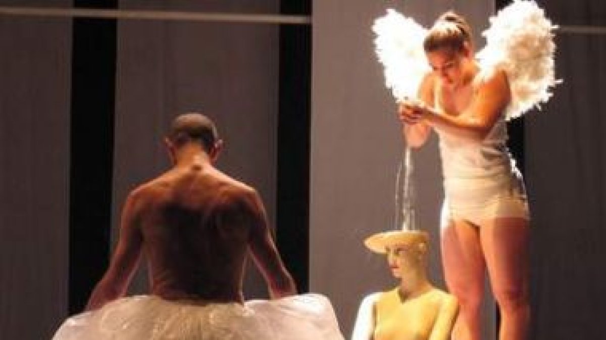 La concejal de Cultura, Susana Téllez, ofreció una rueda de prensa en el Teatro Bergidum