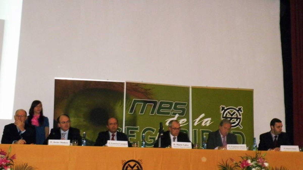 Imagen de la mesa presidencial del mes de la seguridad.