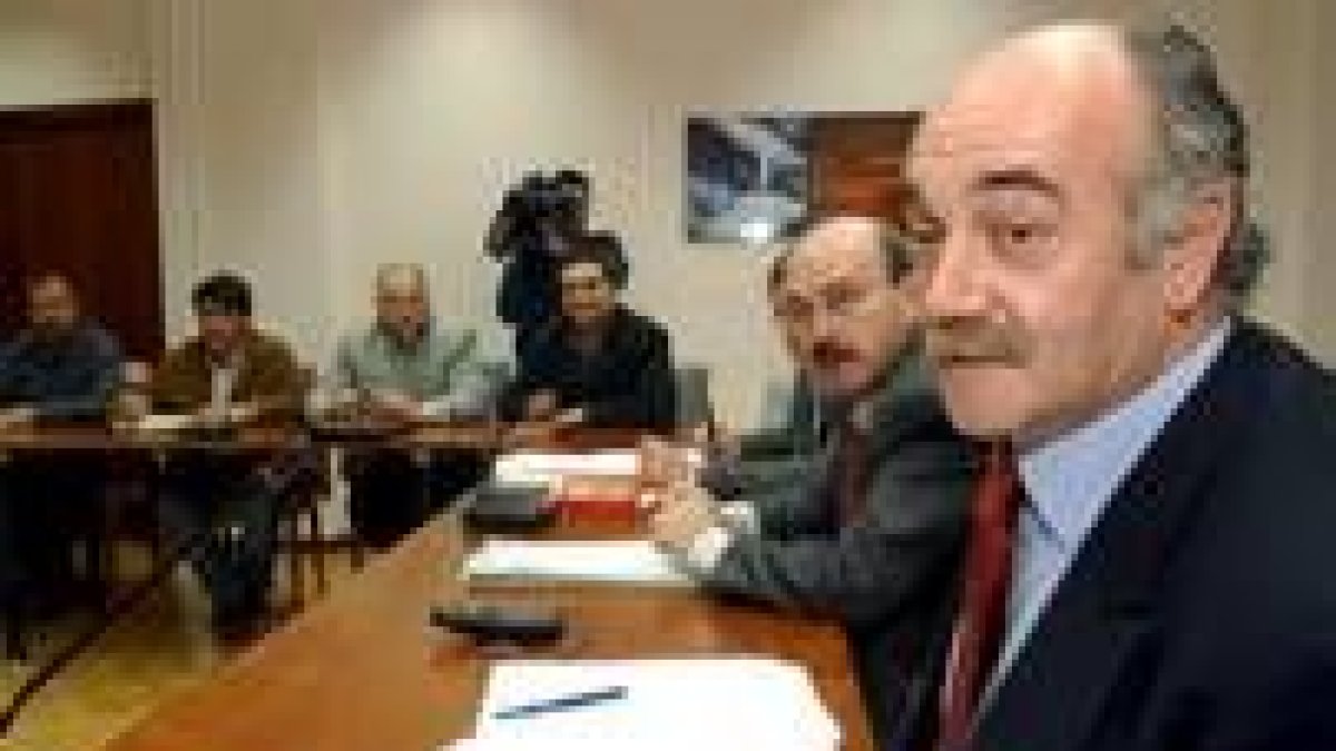 El presidente de CHD, José Carlos Jiménez, reunido con regantes en una imagen de archivo