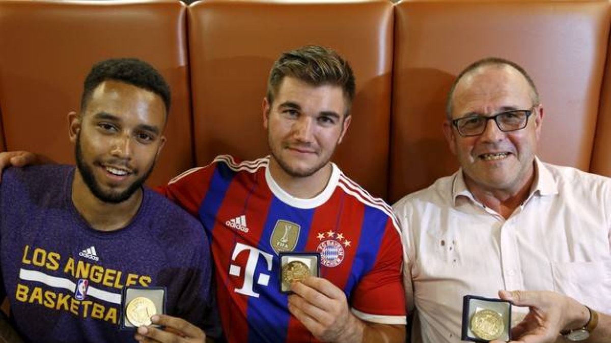 Anthony Sadler, amigo de los dos militares de EEUU, Alek Skarlatos, de la Guardia Nacional, y el británico Chris Norman con las medallas por su valentía.