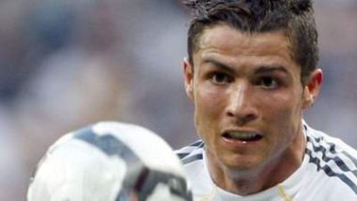 El delantero portugués del Real Madrid, Cristiano Ronaldo, mira con fijeza un balón en un partido re