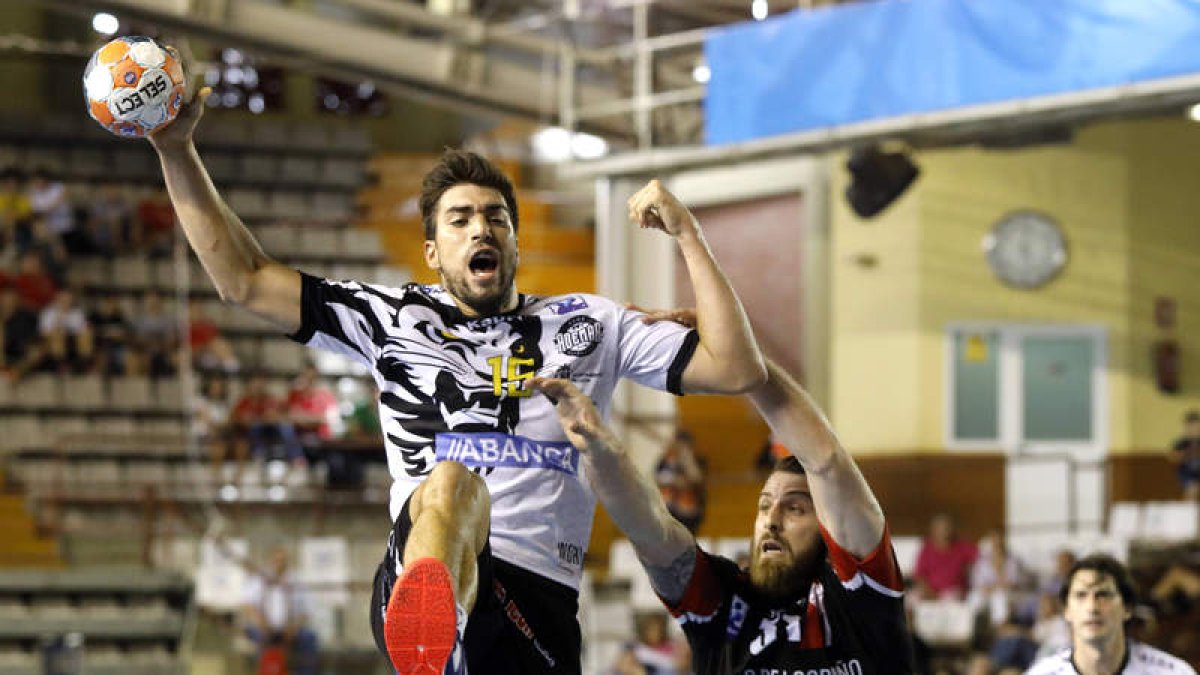Juanjo sufrió ante Granollers la luxación de su hombro izquierdo. MARCIANO PÉREZ