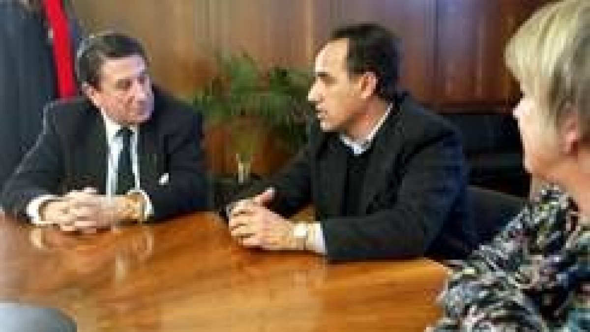 Vázquez, Perandones y Pérez en el recibimiento en el Ayuntamiento antes de la conferencia
