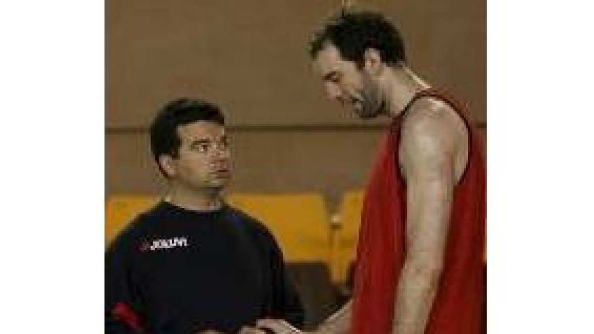 Javi de Grado, segundo entrenador de Climalia León, dialoga con Dani García