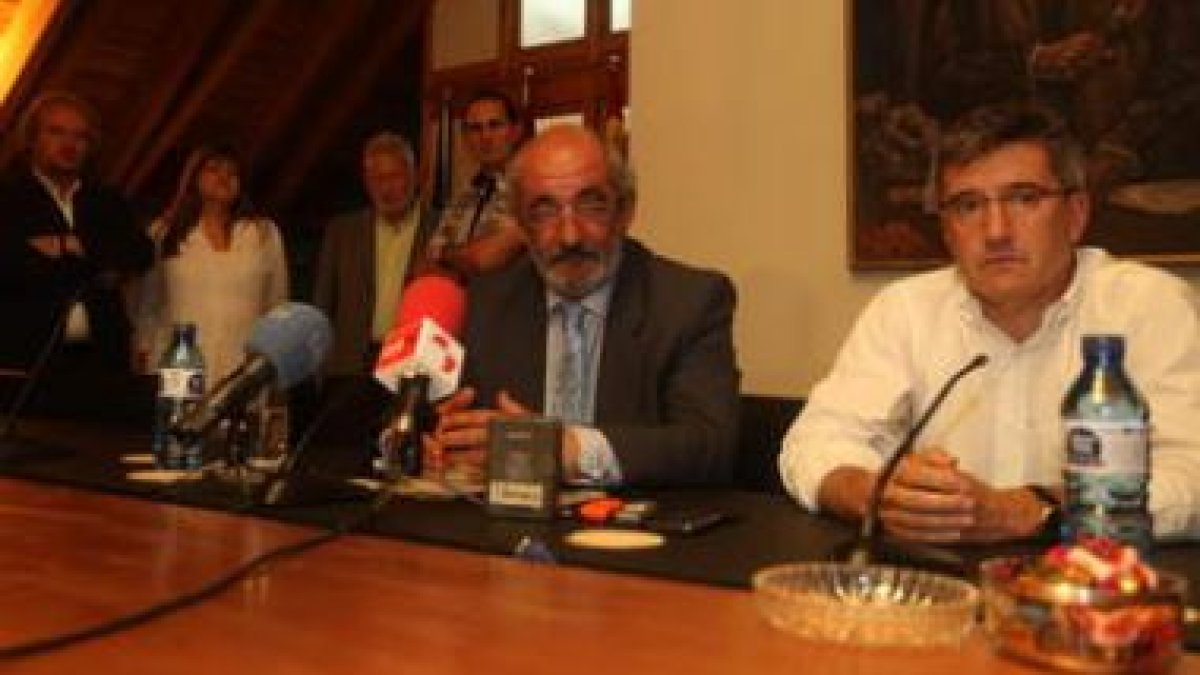 Santos Llamas, anunciando su candidatura el pasado 1 de julio, arropado por los consejeros del PSOE