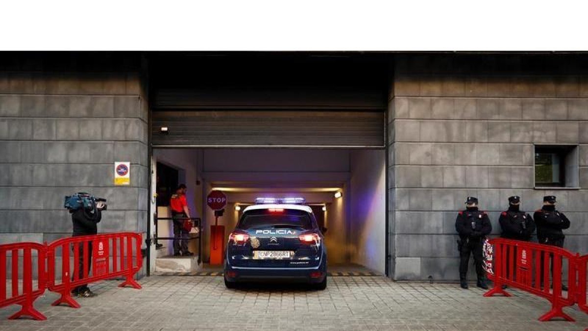 Llegada al Palacio de Justicia de Navarra del coche de la Policía donde se traslada a uno de los cinco sevillanos acusados de una supuesta violación de una joven de 18 años en los sanfermines del 2016.