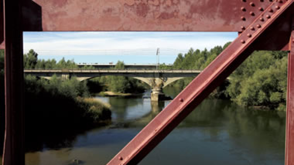 Tres épocas en tres viaductos sobre el Esla: el de 1863, el actual y el que se está construyendo.
