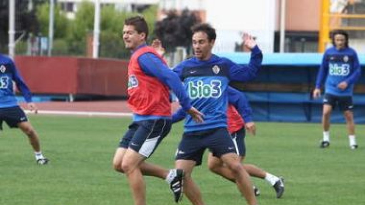 Pepe Alcaide (d) volverá a ocupar un puesto en la zaga tras cumplir un partido de sanción.