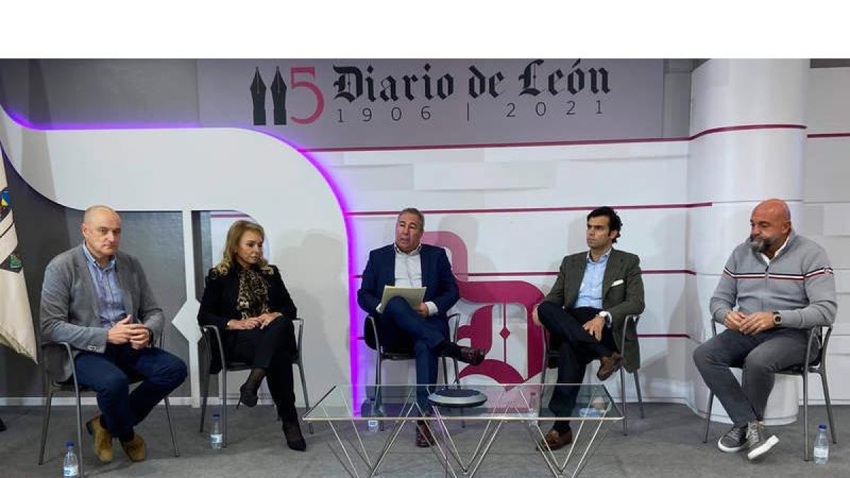 Roberto Robles (Lactiber), Mar Casas (Transleyca), Joaquín S. Torné (Diario de León), Pedro Luengo (Legumbres Luengo) y José Luis Gómez (Patatas Hijolusa), ayer en el Club de Prensa, durante la cuarta jornada del Foro Empresarial por la Recuperación. RAMIRO