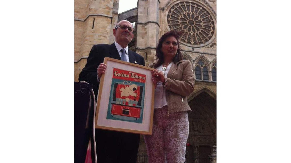 Homenaje a Benito Gómez, del Faisán Dorado, ayer en la Benito Gómez, en la Catedral, junto a la presidenta de la Asociación Provincial de Empresarios de Hostelería y Turismo, Mari Geli Luengo. DL