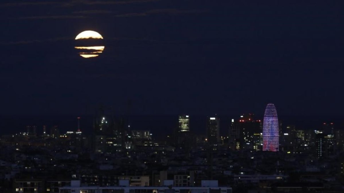 La Superluna sobre el cielo de Barcelona.