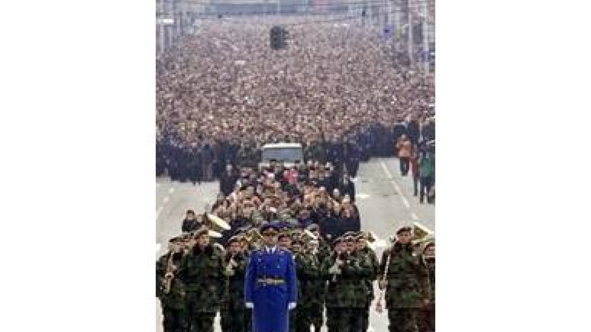 La comitiva fúnebre del primer ministro serbio recorrió ayer Belgrado