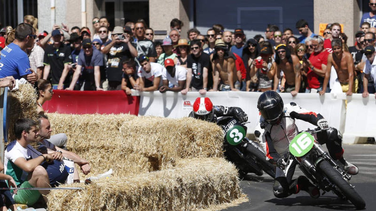 Sergio Fuertes traza una curva en una de las zonas más concurridas del circuito urbano de La Bañeza por delante de Javier Triguero.