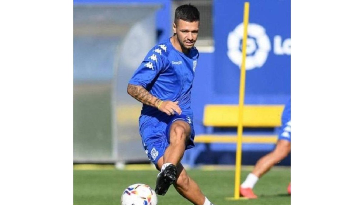 Escardó Llamas, con la elástica de la entidad alfarera. ADA