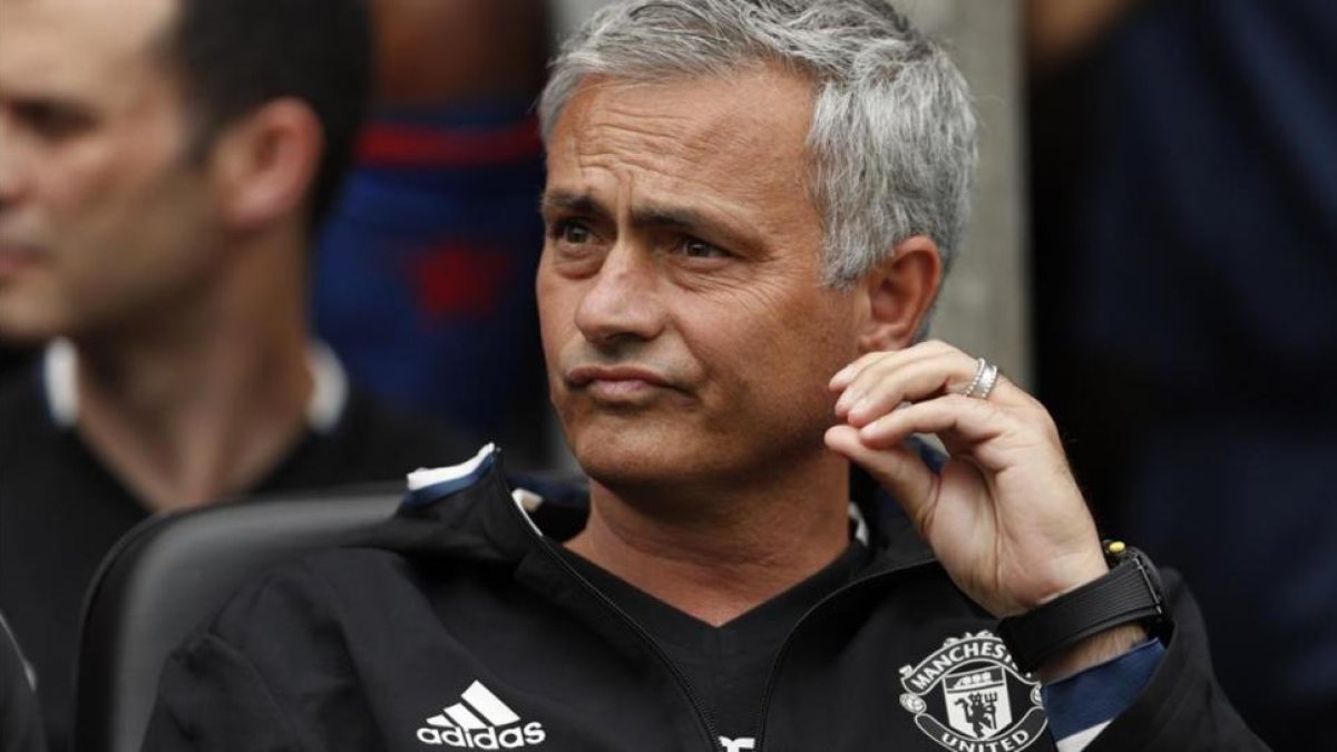 Mourinho, durante el encuentro entre el United y el Wigan.